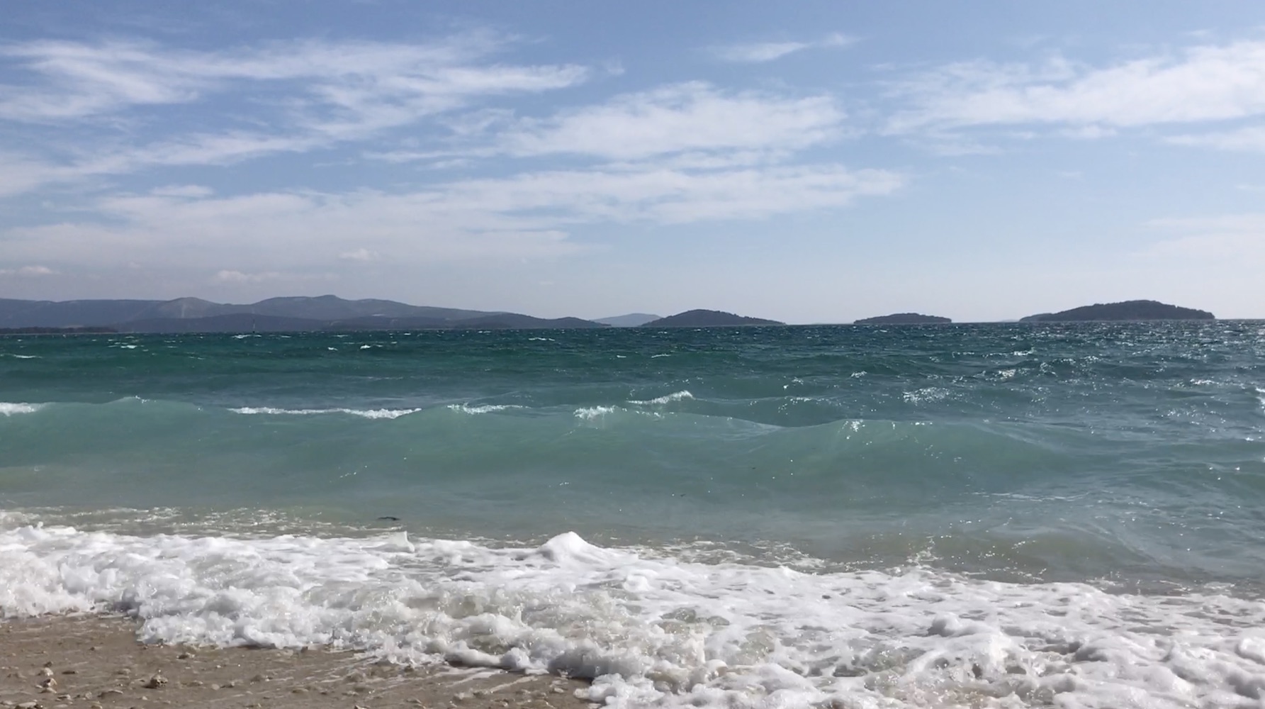 Wellen am Kroatischen Meer in der Nähe der Strohblumenfelder.