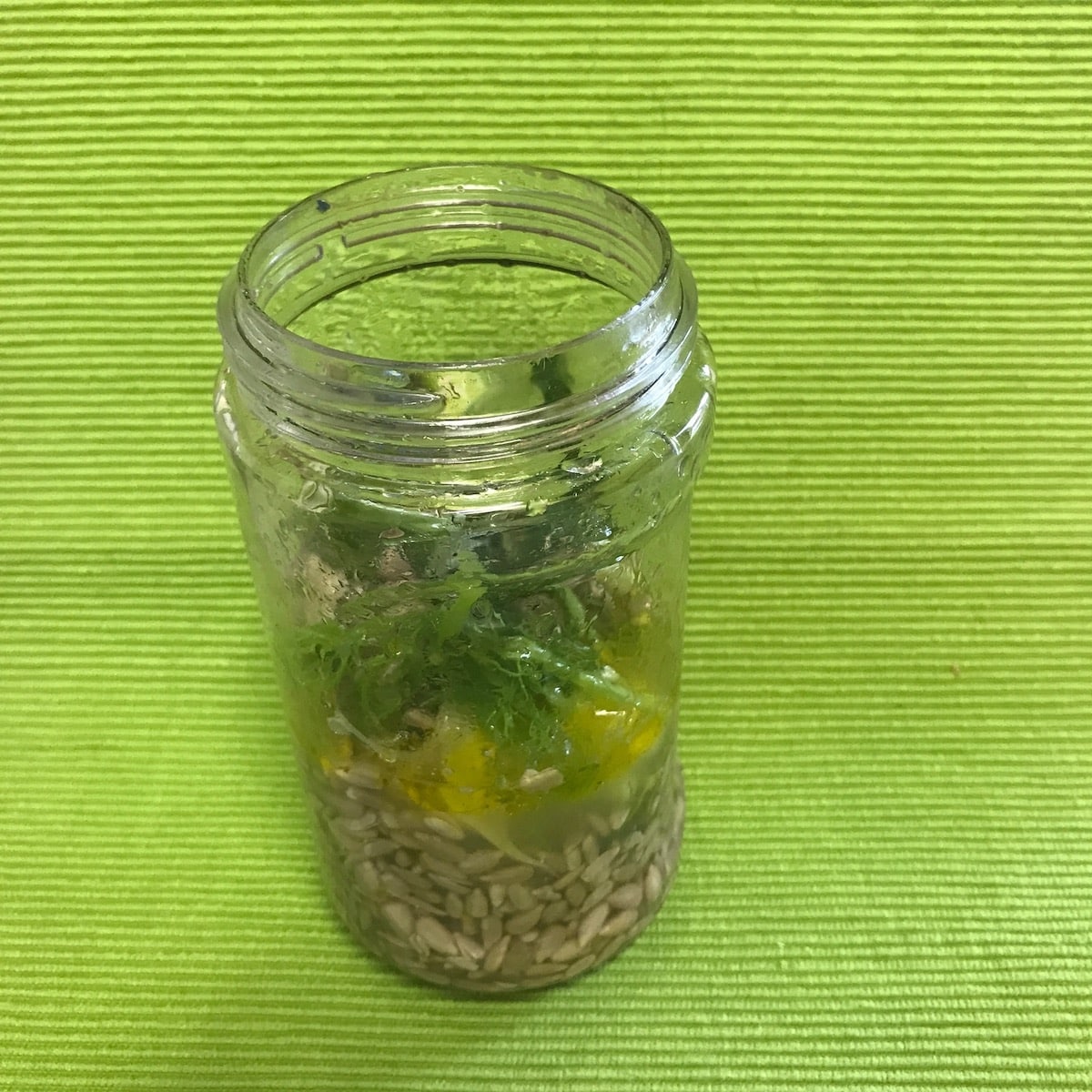 Fenchel, Leinöl, Rosmarin, Zitrone, Zitronenöl, Sonnenblumenkerne und Salz im Mixbehälter