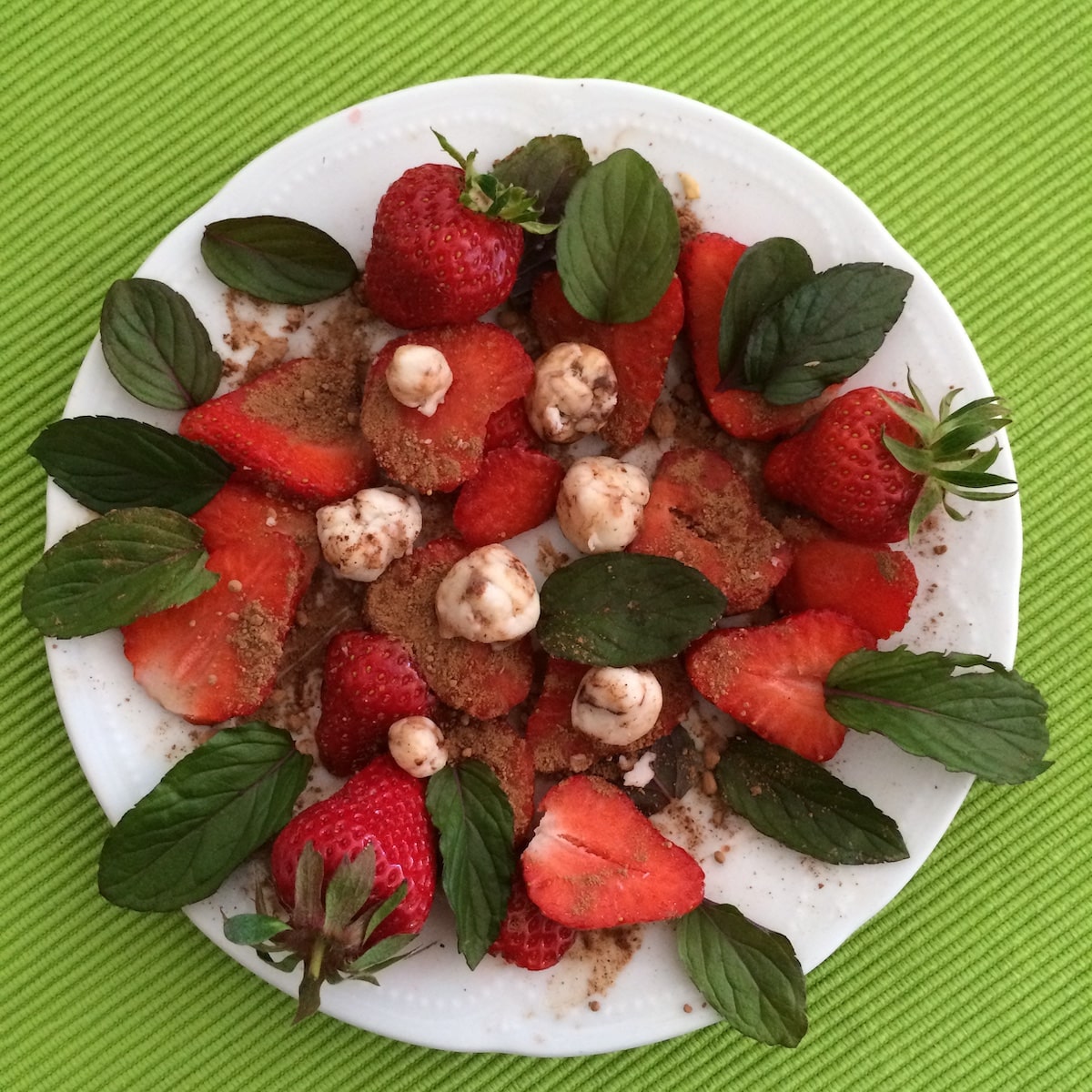 Erdbeeren mit Kokosmuskonfekt, Kakao und Pfefferminz