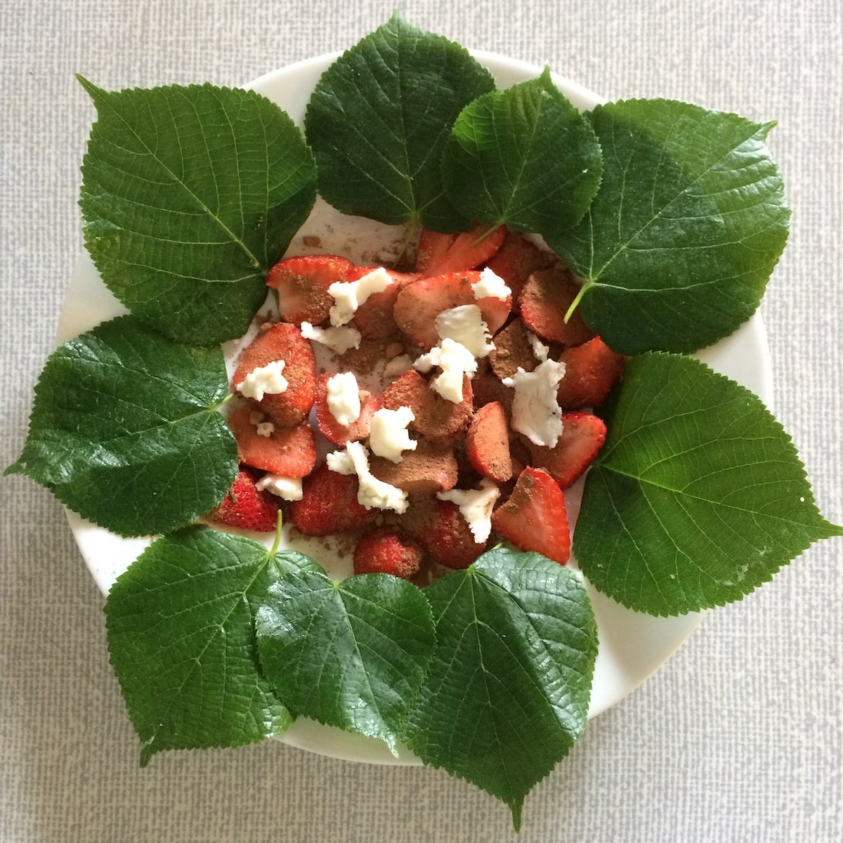 Lindenblätter mit Erdbeeren und Kokosmus